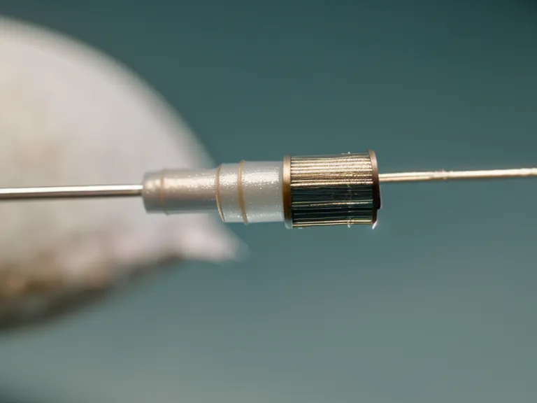Primer plano de la aguja de micropigmentación usada para el sombreado de cejas efecto polvo